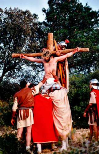 2001 Crucifixión y Levantamiento